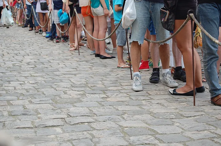 Pessoas em uma fila (paralelo com filas SQS)